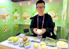 辛集市乡浓公司出口多个品种的鲜梨产品。东南亚是公司的主要出口市场。/ Xinji Xiangnong Company exports a variety of fresh pear varieties, with Southeast Asia being its primary market.