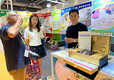 博士达集的业务设计苹果种植，粗存和深加工。访客正在博士达集团的展位试吃其公司的苹果醋饮产品. / BSD's business covers apple cultivation, storage, and processing. Visitors sampled the company's apple cider vinegar product at the BSD booth.