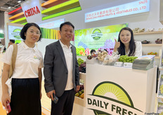 河南达沃丰果蔬有限公司的参展代表（右一）与到访展位的访客合照。/ Representative from Henan DailyFresh Fruit & Vegetable Co., Ltd. (first from the right) is taking a photo with the visitor at the booth.