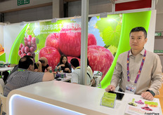 三门峡市鸿丰果蔬有限公司的参展代表薛先生。/ Mr. Xue, the exhibition representative from Sanmenxia Hongfeng Fruit and Vegetable Co., Ltd.
