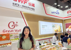 长城梨公司带来了皇冠梨，鸭梨等多给品种的鲜梨在展位进行展示。/ The Great Wall Pear Company brought Crown Pear, Ya Pear and other varieties of fresh pears to display at the booth.