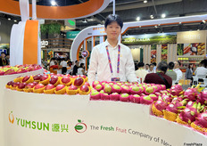 源兴公司的参展代表。/ Exhibitor representative from Yumsun.