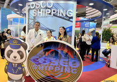 Cosco的展商代表和访客在展位进行合照。/ Cosco's exhibitor representatives and visitors are taking a group photo at the booth.