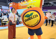 Aartsen公司的展商代表与其公司的人偶合照。/ Aartsen's exhibitor representative is taking a photo with his company's puppets.