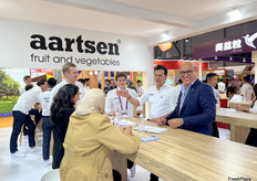 Aartsen的参展代表正在与客商进行交谈。/ Aartsen's exhibition representatives are talking with visitors.