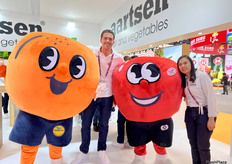 来自Aartsen的Morvann van Eyk （左一）与Candy Chan（右一）与其公司的人偶进行合照。/ Morvann van Eyk (first from left) and Candy Chan (first from right) from Aartsen are taking a photo with their company's puppets.