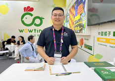 橘子种植商湖南湘佳橘友农业有限公司的参展代表陈先生。/ Mr. Chen, the exhibition representative from Hunan Xiangjia Juyou Agriculture Co., Ltd., a mandarin grower.