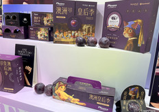 嘉果公司推出了一系列世界名画猫化的李子产品。/ SupaFresh has launched a series of plum products featuring cats from world-famous paintings.