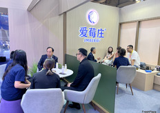 爱莓庄的展位。公司在云南种植蓝莓。/ The IMBERRI booth. The company grows blueberries in Yunnan.