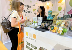 Mr Fruity的秦丽媛销售代表正在为到访展位发客商做介绍。/ Liyuan Qin, Mr Fruity's sales representative, is introducing the product to visitors at the booth.