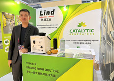 来自林德工业的参展代表丛先生。公司代理Catalyic品牌设备，提供一站式催熟库解决方案。/ Mr. Cong, a representative from Lind Industrial Control, represents the company. The company distributes Catalyic equipment, providing one-stop ripening warehouse solutions.