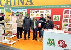 Lei Chen (1st from the right), sales manager at Laiwu Manhing Group is receiving Italian clients at the booth. / 莱芜万兴果菜食品加工有限公司销售经理 Lei Chen（右一）正在展位接待意大利客户。