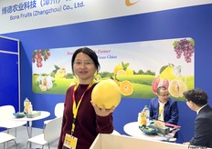 Yaling Lin, sales manager at Bona Fruits Co., Ltd. Pomelo is the company’s major product. The company introduced a fully automated sorting, packaging, and stacking system two years ago. / Yaling Lin是博德农业科技（漳州）有限公司的销售经理。柚子是该公司的主要产品。两年前，该公司引进了一套全自动分拣、包装和堆垛系统。