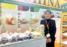Jocelyn Fang, sales manager at Zhongnong Zhenpin Fruit and Vegetable Co., Ltd. The company brings a variety of processed agricultural products for display, including onion granules, fried garlic, onion powder, and paprika powder. / 中农臻品(山东)果蔬有限公司销售经理 Jocelyn Fang，该公司带来了各种加工农产品进行展示，包括洋葱颗粒、炸蒜、洋葱粉和辣椒粉。