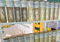 Zhongnong Zhenpin Fruit and Vegetable Co., Ltd brings a variety of processed agricultural products for display, including onion granules, fried garlic, onion powder, and paprika powder. / 中农臻品果蔬有限公司带来了多种加工农产品进行展示，包括洋葱颗粒、炸蒜、洋葱粉和辣椒粉。