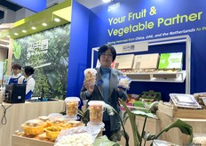 Su Wang, marketing specialist at Yantai Yitian Food Co., Ltd, is presenting the company’s kumquat product. The company started exporting kumquats to the Middle East a few years ago and now introducing the product to the European market. / 烟台奕天食品有限公司市场专员 Su Wang 正在介绍公司的金桔产品。该公司几年前开始向中东出口金桔，现在正将该产品引入欧洲市场。