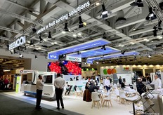 Reemoon booth. Distributors from various regions came to the exhibition to meet their colleagues and clients. / 绿萌展位。来自各个地区的经销商前来参展，与同行和客户会面。