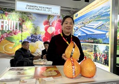 Abby Cai, sales manager at Zhangpu Yucai Fruit & Vegetable Co., Ltd. The company has a 25,000 m² pomelo processing factory in Zhangpu. / Abby Cai，张浦市玉才果蔬有限公司销售经理。该公司在张浦市拥有一家占地 25,000 平方米的柚子加工厂。