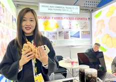 Rita Liu at Anqiu Baisheng Food Co., Ltd. Ginger is the company’s major product. / Rita Liu 在安丘市百盛食品有限公司展位。生姜是该公司的主要产品。