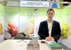 Sales representative at Shandong Youshu International Trade Co., Ltd. The company exports a variety of fruits from China, including pitaya, pomelo, and grapes. / 有数国际贸易(上海)有限公司销售代表。该公司从中国出口各种水果，包括火龙果、柚子和葡萄。