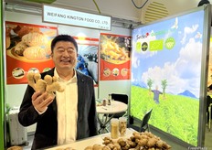 Frank Chu, foreign trade manager at Weifang Kington Food Co., Ltd. Ginger is the company’s major product. / 潍坊金典食品有限公司的外贸经理 Frank Chu，生姜是该公司的主要产品。