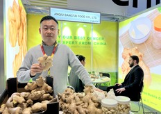 Holly Deng at Anqiu Bangtai Food Co., Ltd. The company brings a variety of products for demonstration. / 安丘市邦泰食品有限公司的 Holly Deng 带来了各种产品进行展示。