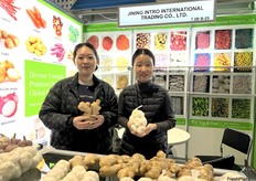 Natalia (1st from the left) and her colleague from Jining Intro International Trading Co., Ltd. Garlic and ginger are the company’s major export products. / 来自 Jining Intro International Trading Co., Ltd. 的 Natalia（左一）和她的同事。大蒜和生姜是该公司的主要出口产品。