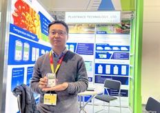 Kevin Wu, marketing director at Plustrace Technology Ltd, is presenting the company’s 4G data logger. / 河南省立光电子科技有限公司的市场总监 Kevin Wu 正在介绍该公司的 4G 数据记录器。