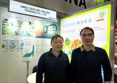 James You (1st from the right) and his colleague at Fujian Yong’an Gexin Food Co., Ltd. The company produces and exports a variety of frozen vegetables. / James You（右一）和他在福建永安格信食品有限公司的同事。该公司生产和出口各种冷冻蔬菜。