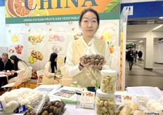 Evelyn Yuan at Jining Fuyuan Fruits & Vegetables Co., Ltd. The company brings a variety of agricultural products for display. / 来自济宁富源果菜有限公司的 Evelyn Yuan。该公司带来了各种农产品进行展示。