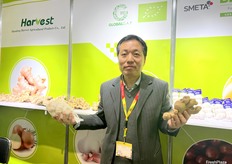 Shichang Yan at Shandong Harvest Agricultural Products Co., Ltd. Ginger and garlic are the company’s major products. / 来自山东哈维斯农产品有限公司的 Shichang Yan。生姜和大蒜是该公司的主要产品。