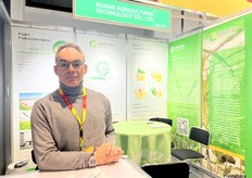 Stephane Muller-Margot at Sichuan Runhe Agricultural Technology Co., Ltd. Ginger is the company's main product. / Stephane Muller-Margot 在四川润荷农业科技有限公司展位。生姜是该公司的主要产品。