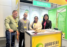 Stephane Muller-Margot (2nd from the left), sales manager at Sichuan Runhe Agricultural Technology Co., Ltd and his team. Ginger is the company’s main product. / 图为四川润荷农业科技有限公司的销售经理 Stephane Muller-Margot（左二）及其团队。生姜是该公司的主要产品。