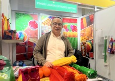 Johnson Xia at Pinghu Jianxin Extruded Net Packing Co., Ltd. The company brings a variety of net packaging products for demonstration. / 来自 Pinghu Jianxin Extruded Net Packing Co., Ltd. 的 Johnson Xia，该公司带来了多种网状包装产品进行演示。