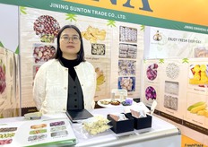 Jenny Li at Jining Sunton Trade Co., Ltd. The company exports a variety of agricultural products, including pomelo, onion, carrots, and garlic. / 来自济宁市索腾商贸有限公司的 Jenny Li。该公司出口各种农产品，包括柚子、洋葱、胡萝卜和大蒜。