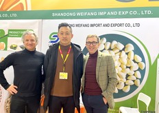 Guoyong Wang (middle), manager at Shandong Weifang Import and Export Co., Ltd, is with French clients Philippe Quaranta (left) and Serge Faruch (right). / 山东省潍坊市进出口有限公司经理 Guoyong Wang（中）与法国客户 Philippe Quaranta（左）和 Serge Faruch（右）合影。