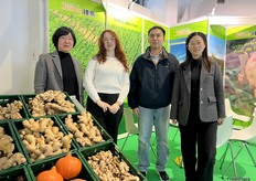The Jiahe team. Ginger is the company's main product. / 佳禾团队。生姜是公司的主打产品。