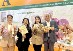 The team of Jining Xinsheng International Trade Co., Ltd, is presenting their products. Garlic and ginger are the company’s main products. The company also exports peeled garlic in a variety of packages. / 济宁鑫盛国际贸易有限公司的团队正在展示他们的产品。大蒜和生姜是该公司的主要产品。该公司还出口各种包装的去皮大蒜。