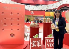 Juana at Shandong Goodfarmer International Trading Co., Ltd, is presenting the company’s peeled garlic product. / 山东佳农国际贸易有限公司的 Juana 正在展示该公司的去皮大蒜产品。