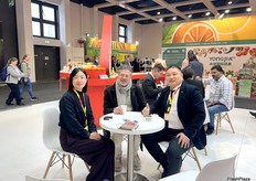 The Goodfarmer team is receiving visitors at their booth. / 佳农团队正在展位接待参观者。