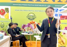 Elena Zhang, sales manager at Henan Daily Fresh Fruits & Vegetables Co., Ltd. / 河南达沃丰果蔬有限公司销售经理 Elena Zhang