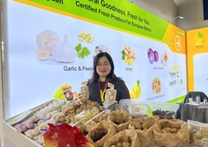 Summer Liu at Qingdao Taikeyuan International Trade Co., Ltd. The company exports a variety of agricultural products, including garlic, ginger, and potatoes. / Summer Liu 在青岛泰科源国际贸易有限公司展位前。该公司出口各种农产品，包括大蒜、生姜和土豆。