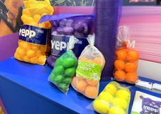 Ningbo Yongfeng Packaging brings a variety of net bags on display. / 宁波永峰包装用品有限公司带来了各种网袋进行展示。