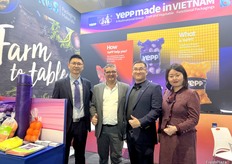 The Ningbo Yongfeng Packaging team. The company brings a variety of net bags on display. / 宁波永峰包装用品有限公司团队。该公司带来了各种网袋进行展示。