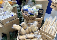 Yantai Yitian Food Co., Ltd, brings a variety of vegetables on display. / 烟台奕天食品有限公司带来了各种蔬菜进行展示。