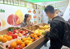Karina Huang at Rayen. The company exports a variety of agricultural products, including pomelo, citrus, pears, garlic, and ginger. / 来自 Rayen 公司的 Karina Huang。该公司出口多种农产品，包括柚子、柑橘、梨、大蒜和生姜。