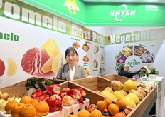 Karina Huang at Rayen. The company exports a variety of agricultural products, including pomelo, citrus, pears, garlic, and ginger. / 来自 Rayen 公司的 Karina Huang。该公司出口多种农产品，包括柚子、柑橘、梨、大蒜和生姜。