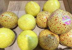 Thin-layer plastic wrapping with printing is becoming increasingly popular. / 带有印刷图案的薄层塑料包装越来越受欢迎。