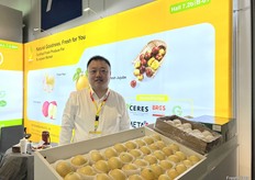 Xiyuan Liu at Botou Yafeng Fruit Co., Ltd. Pears are the company’s major product. / Xiyuan Liu 在泊头亚丰果品有限公司展位。梨是该公司的主要产品。