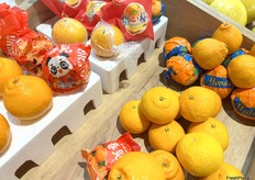 Rayen brings a variety of citrus products on display. / Rayen 带来了各种柑橘类产品进行展示。